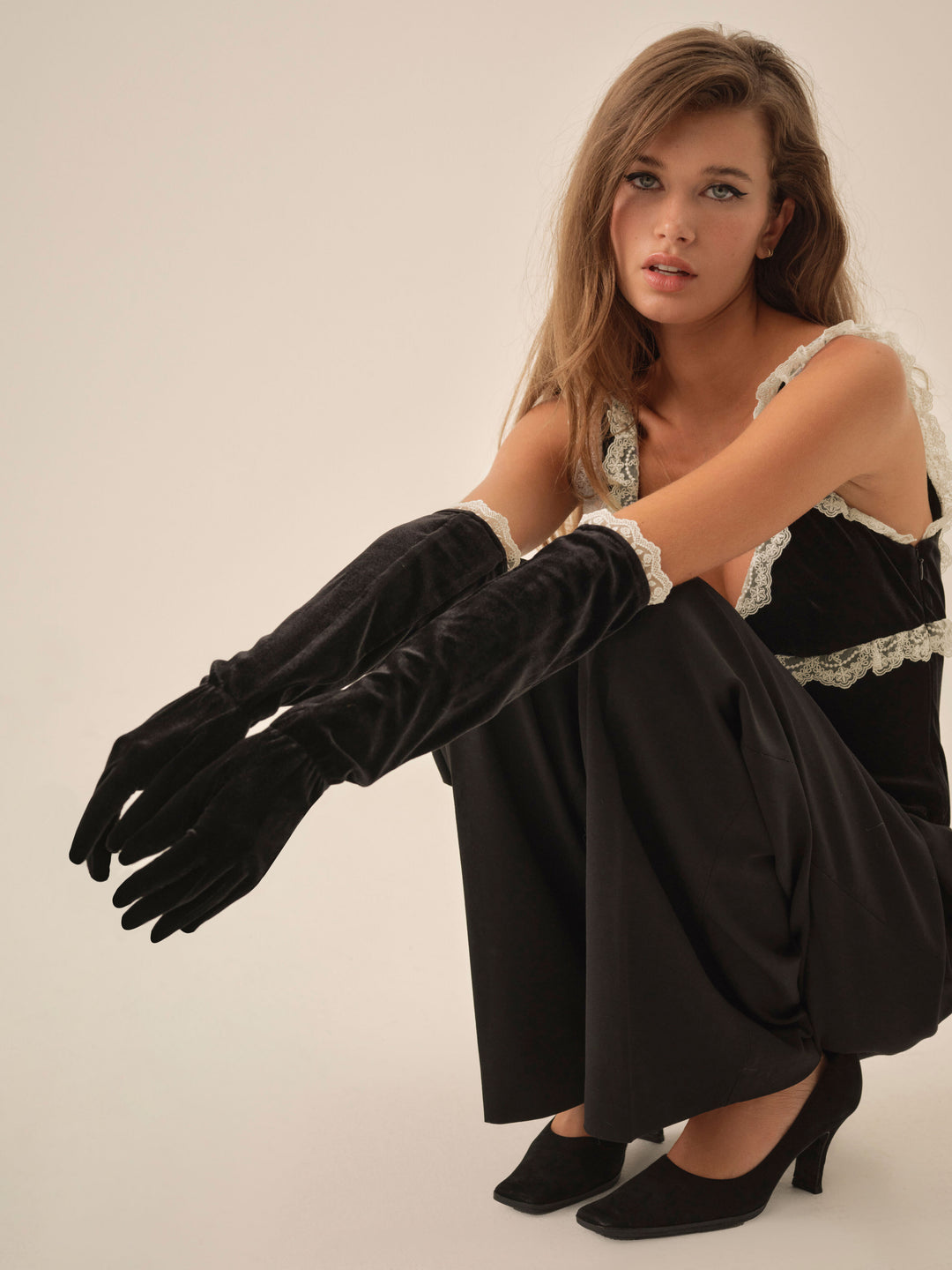 La Vie En Bow Velvet Gloves — Black